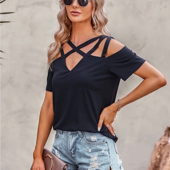 🎉 4X Host Pick 🎉- Criss Cross Cold Shoulder Tee - NWOT - Picture 6 of 7